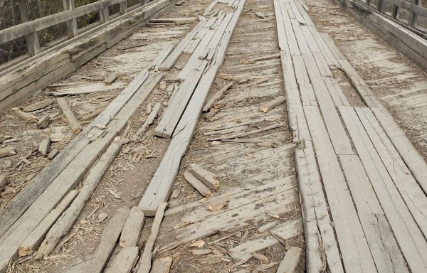 «Щепки летят»: Деревянный мост на севере Бурятии разрушается на глазах