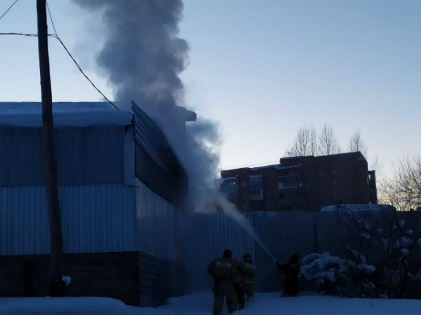 В Иркутской области росгвардейцы эвакуировали людей из горящего магазина