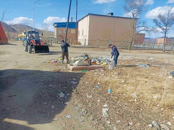 В городе в Бурятии вывезли 50 кубов мусора