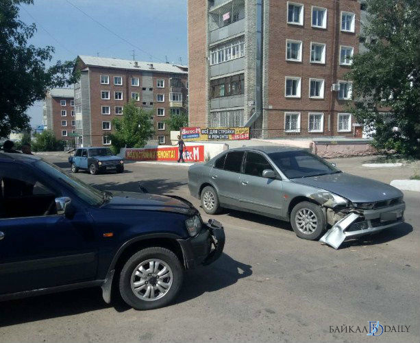 В Улан-Удэ столкнулись «Мицубиси» и «Хонда CR-V»