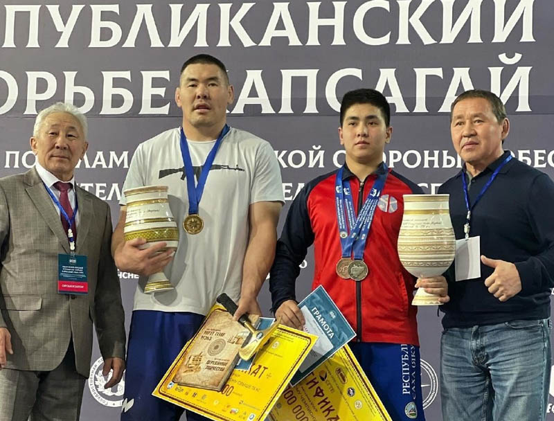 Борец из Бурятии стал абсолютным чемпионом по якутской борьбе