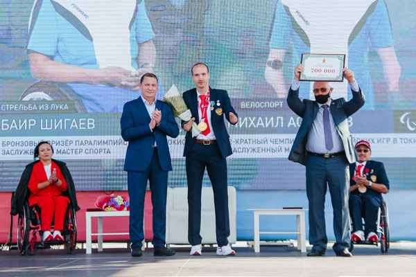 Мэр Улан-Удэ вручил сертификаты победителю Паралимпийских игр и его тренеру