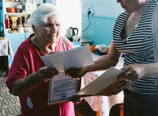В районе Бурятии ветерана труда поздравили с 90-летием