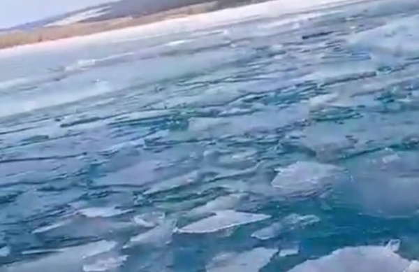 На Малом море на Байкале тает лёд