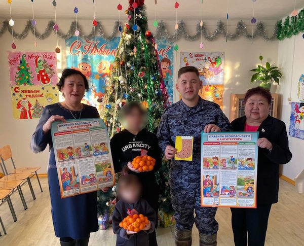 В Бурятии росгвардейцы поздравили воспитанников реабилитационного центра