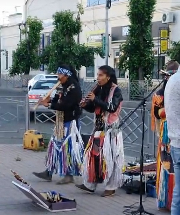 В центре Улан-Удэ выступили индейские музыканты: видео 