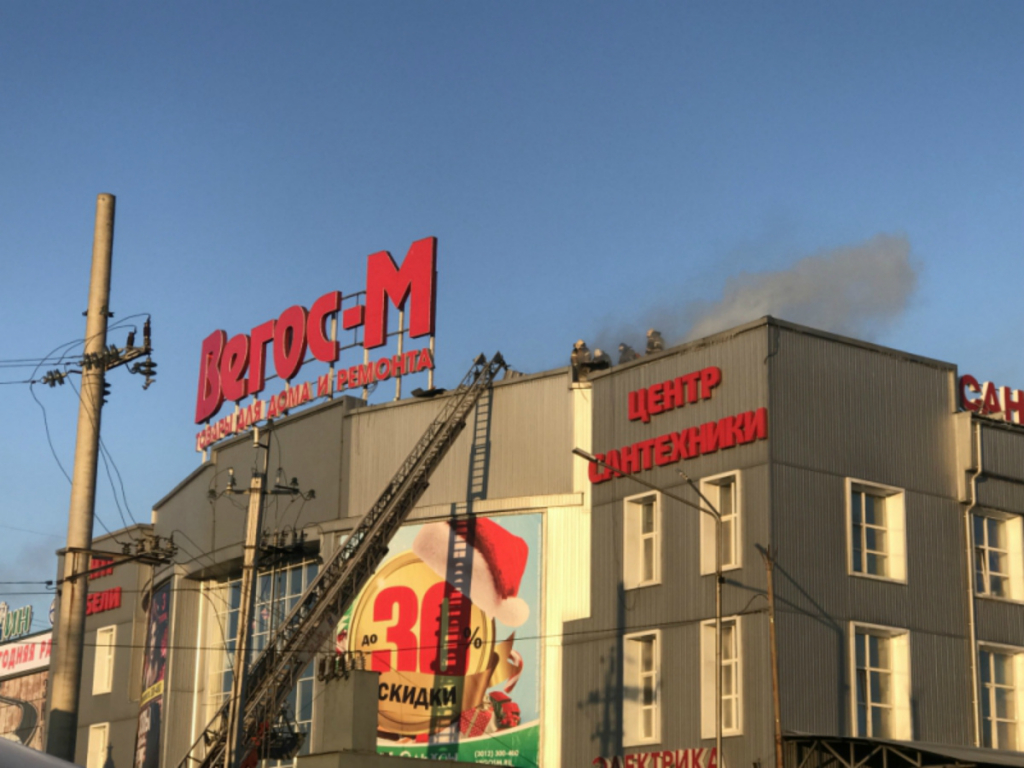 В Улан-Удэ потушили вспыхнувший на крыше магазина «Вегос-М» пожар 