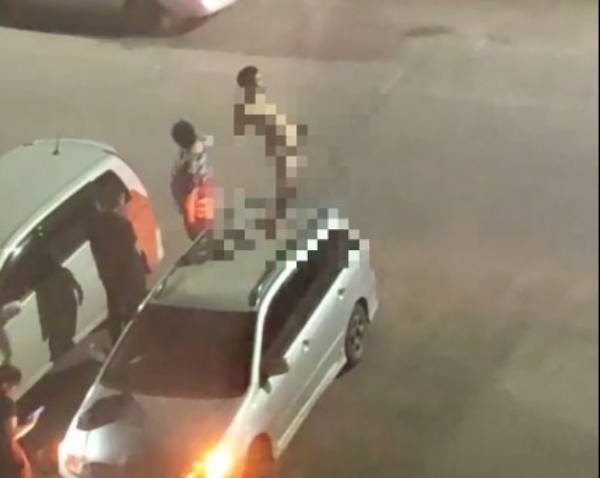 В Улан-Удэ пьяный мужчина устроил стриптиз на автомобиле