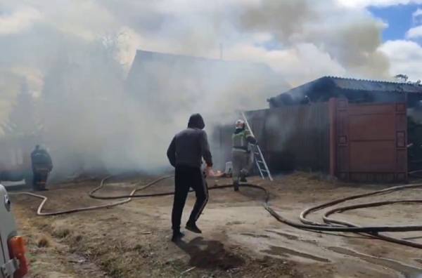 В Улан-Удэ горели жилой дом и надворные постройки