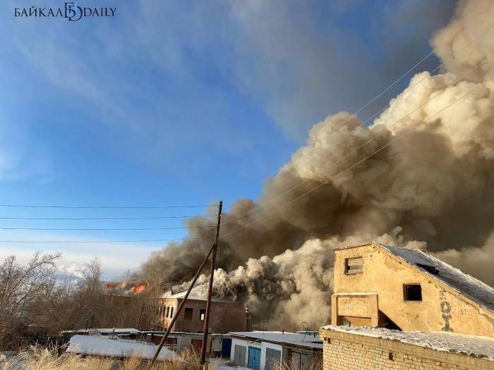 В Бурятии произошёл крупный пожар в двухэтажном здании 