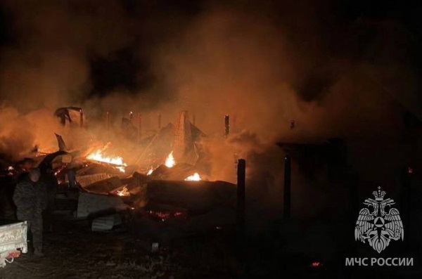 В Бурятии тушат пожар на ферме