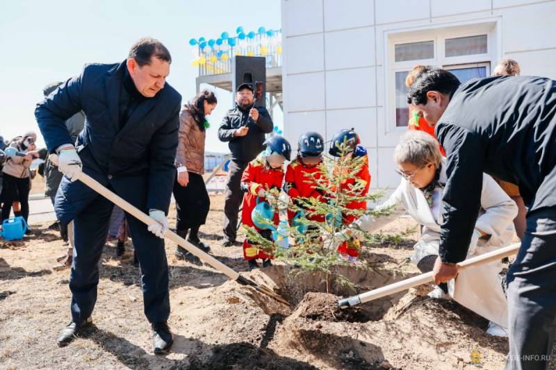 Мэр Улан-Удэ высадил ель у нового детского сада 