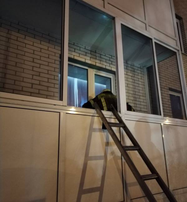 В Иркутске пожарные вскрыли квартиру, где заперся 2-летний ребёнок