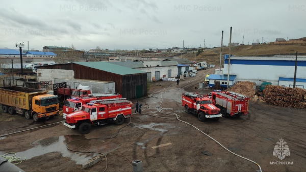 В Улан-Удэ горело здание по производству арматуры
