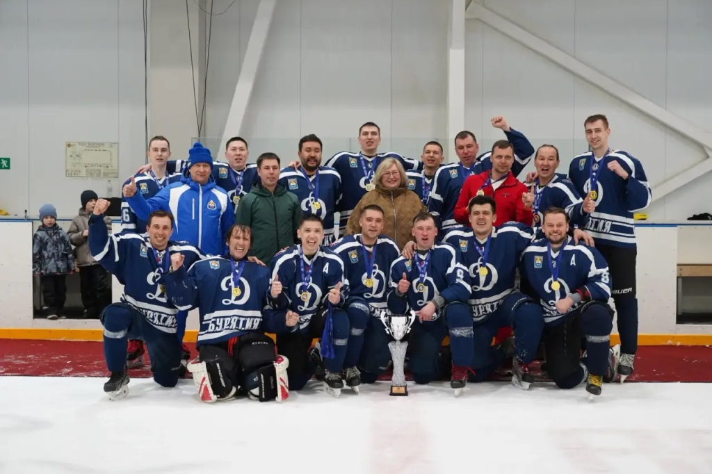 В Бурятии поиграли в ночной хоккей