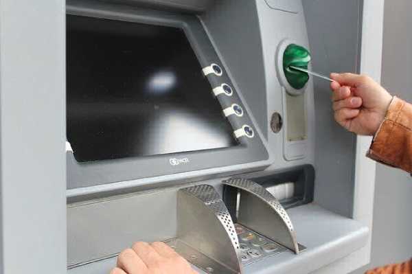 В Улан-Удэ пенсионер забрал из банкомата чужие деньги 
