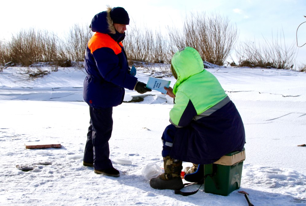 Улан-удэнские рыбаки ходят по тонкому льду