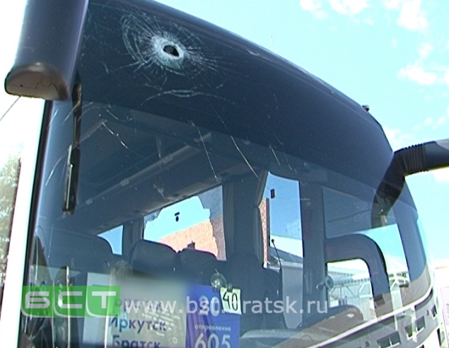 В Братске закидали камнями междугородный автобус 