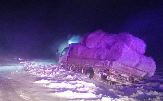 В Иркутской области грузовик с сеном оказался в снежном плену