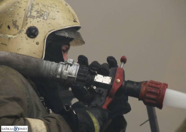 В Бурятии пожарные вытащили из горящего дома мужчину 