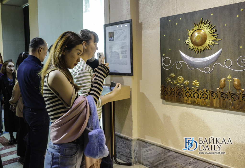 В Улан-Удэ открылась необычная выставка татарского художника
