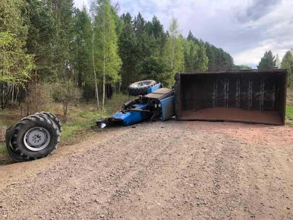 Трактор опрокинулся на трассе в Иркутской области  