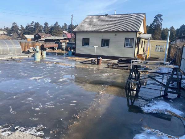 В Улан-Удэ дворы затопило из-за бетонных плит в ручье 