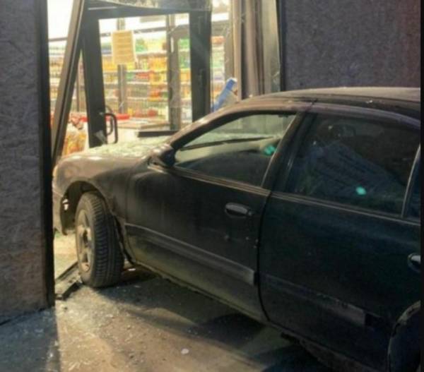 В Иркутской области пьяная женщина на автомобиле въехала в магазин