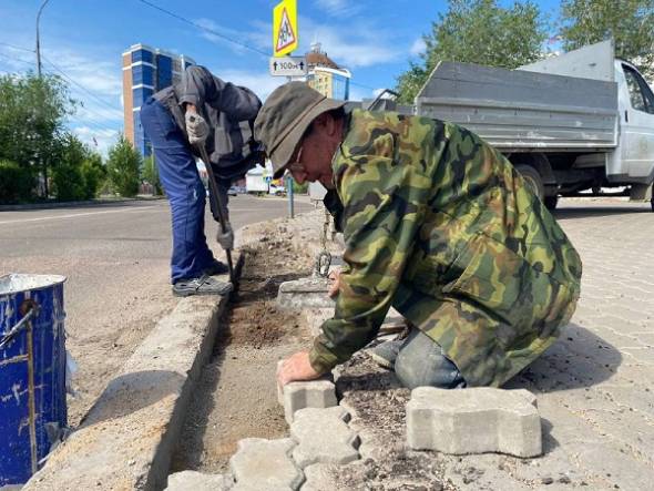В Улан-Удэ восстанавливают рассыпающуюся тротуарную плитку