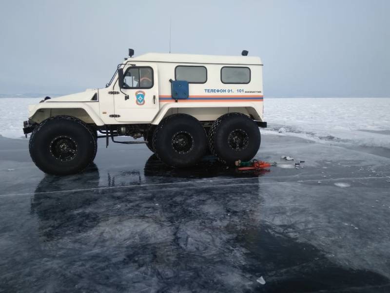 В Бурятии автомобили застревают на Байкале из-за огромной трещины 