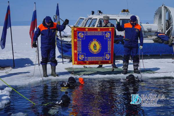 Знамя Академии ФСИН России погрузили на дно Байкала в Бурятии 