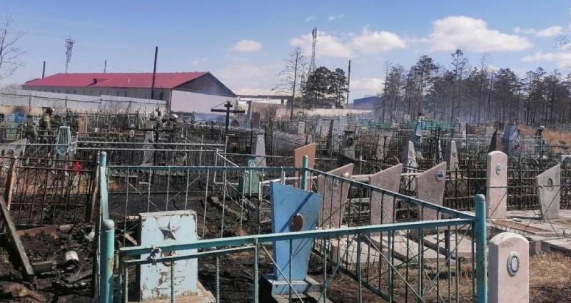 В Улан-Удэ потушили пожар на кладбище