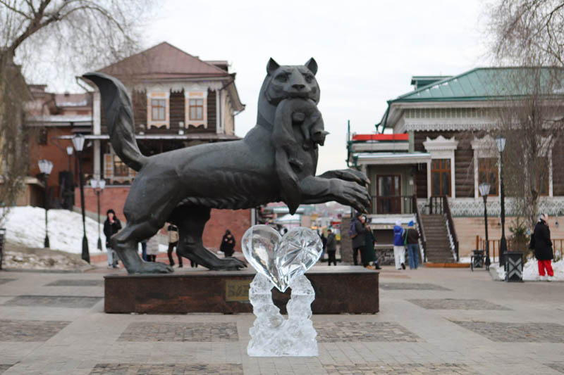 В Иркутске установили сердце, изготовленное из байкальского льда