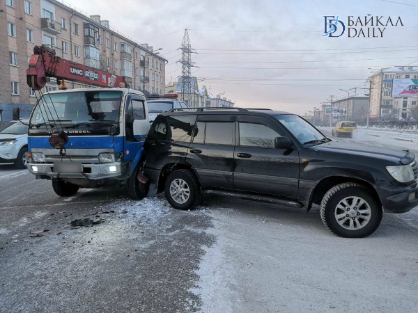 Эвакуатор попал в дтп