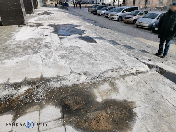 Почему тротуары посыпают песком. Почему тротуары посыпают песком. Почему тротуары посыпают песком. Зачем в гололедицу тротуары посыпают песком физика. Почему тротуары посыпают песком.