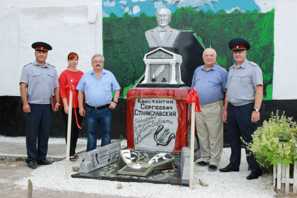 В колонии в Улан-Удэ открыли памятник Станиславскому 