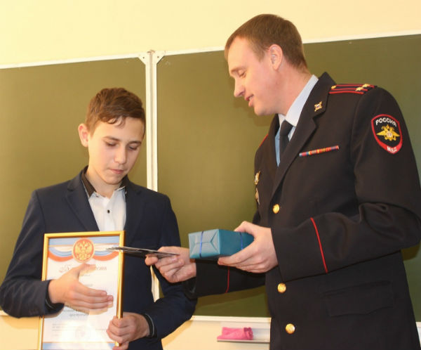 В Иркутске наградили школьника, спасшего девочку от насильника 