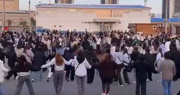 В Улан-Удэ подростки на улице станцевали массовый ёхор