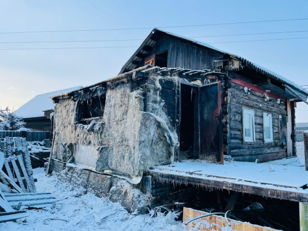В Иркутской области подростки спасли из горящего дома беременную и детей