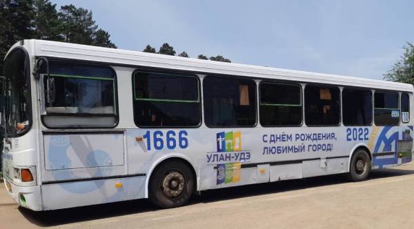 В Улан-Удэ автобус и трамвай украсили ко Дню города