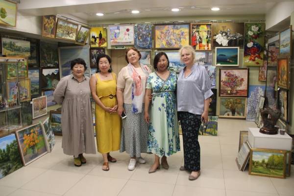 В Улан-Удэ прошла встреча с московскими художницами
