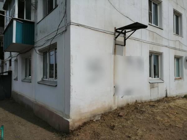 В Бурятии неизвестные нарисовали на доме нацистскую символику