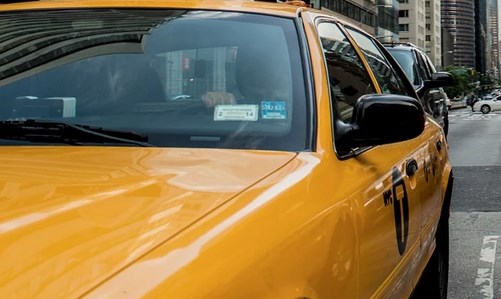 В Чите таксист присвоил забытый пассажиром телефон 