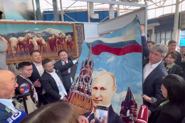 Глава Бурятии купил ковёр с изображением Путина