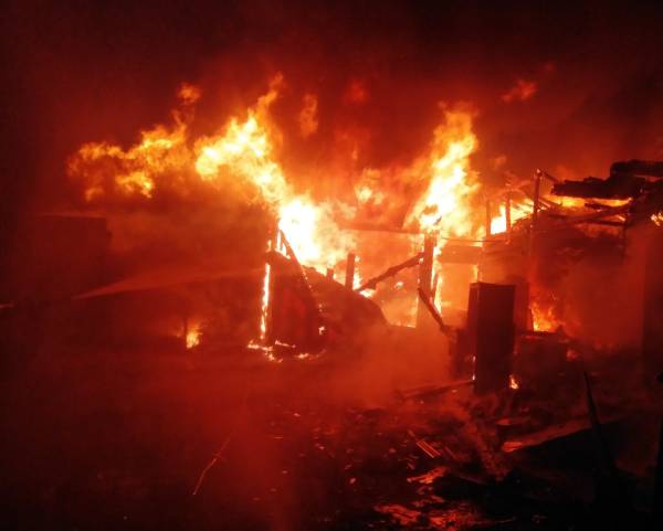 Жительница Бурятии спасла соседей на ночном пожаре 