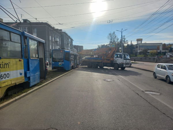 В Иркутске бетономешалка врезалась в трамвай 