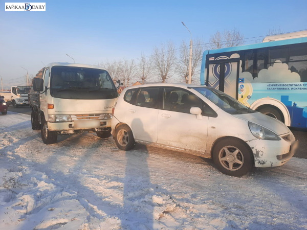 В Улан-Удэ машину пенсионеров повредили собственные дрова