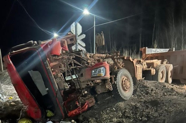 Страшным столкновением грузовика и поезда, ехавшего из Бурятии, заинтересовались следователи