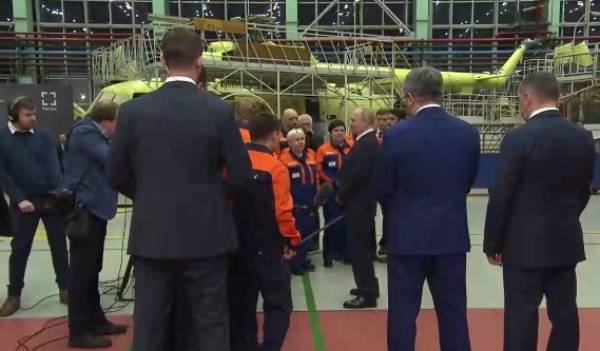 Путин пообщался с работниками Улан-Удэнского авиазавода