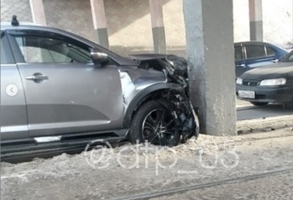 На Элеваторе в Улан-Удэ автомобилистка врезалась в бетонную опору
